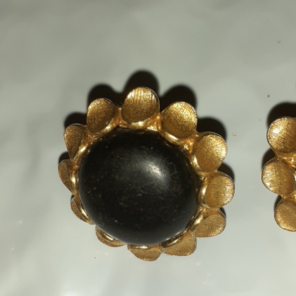 VTG Signed Trifari Clip Earrings - Picture 2 of 5